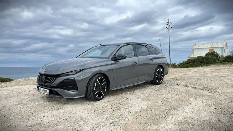 Der neue Peugeot 308 SW zeigt ein klares, gestrecktes Profil und ein modernisiertes Frontdesign.